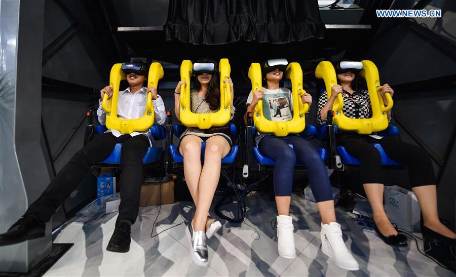 Feria Hi-Tech de China muestra dispositivos de realidad virtual