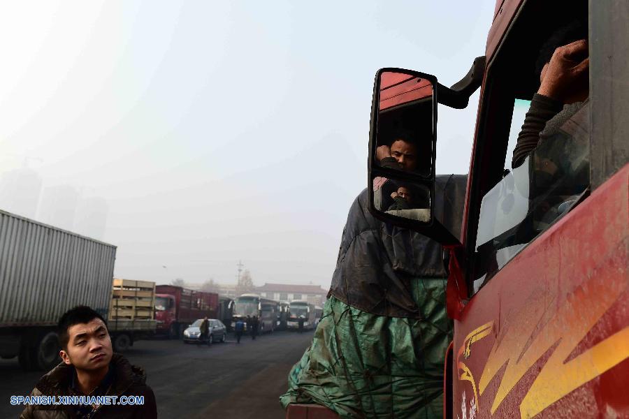 Carreteras cierran tras esmog en provincia costera de China