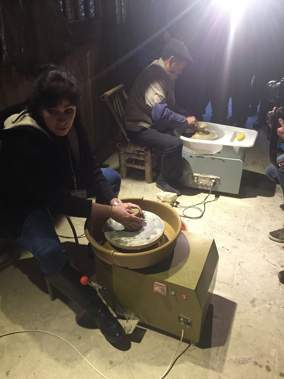 Periodistas extranjeros visitan los hornos de porcelana de Jizhou