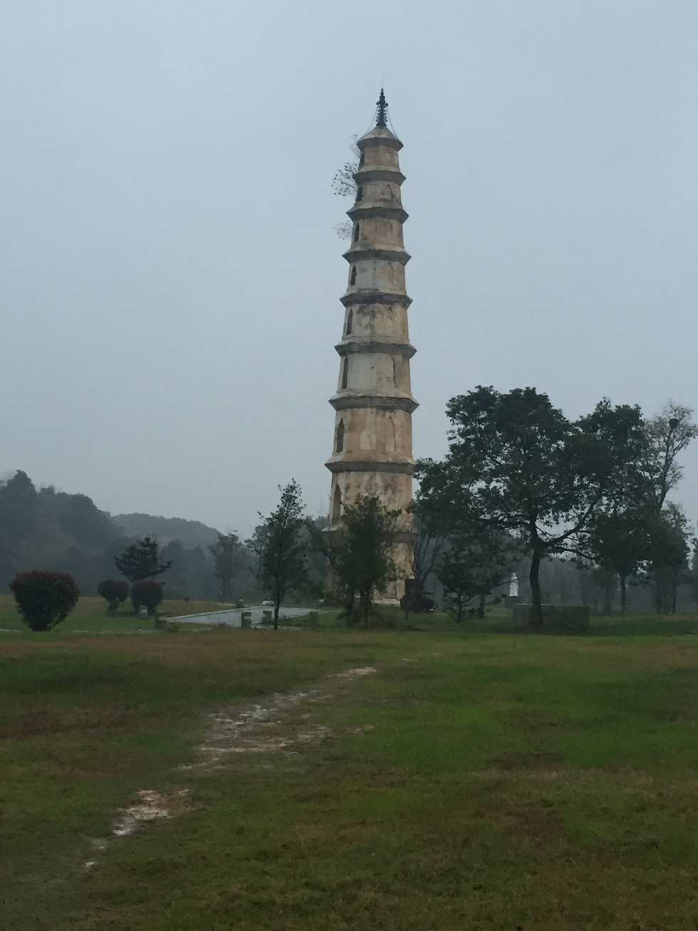 Periodistas extranjeros visitan los hornos de porcelana de Jizhou