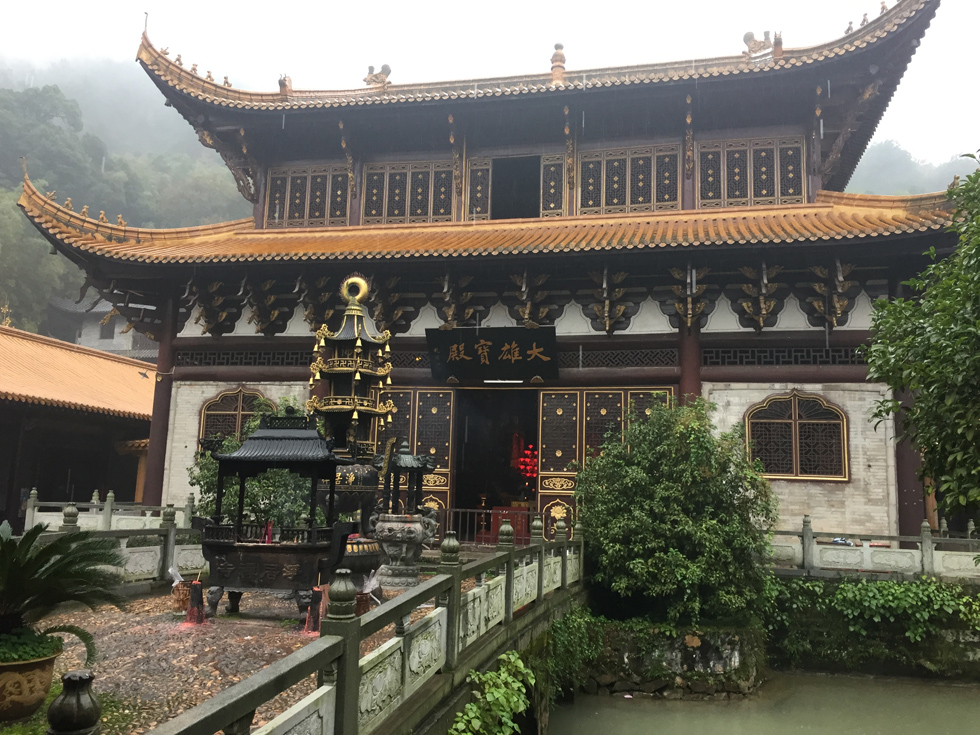 Periodistas extranjeros visitan la monta?a Qingyuan de Ji′an