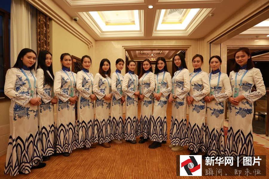 Destaca la belleza china el uniforme de la Conferencia Mundial de Internet