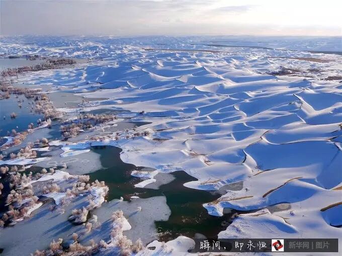 El desierto Taklimakan redibujado por la nieve