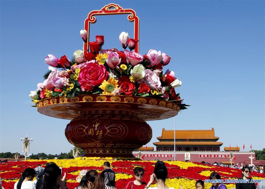 La foto tomada el pasado 27 de septiembre del a?o 2014 muestra un macizo de flores en la Plaza de Tiananmen