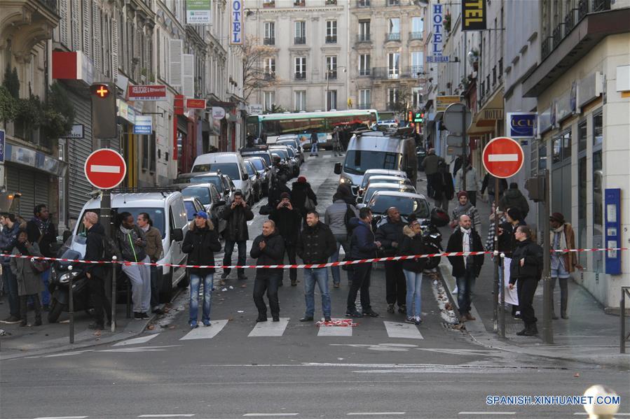 Policía mata a hombre afuera de estación de policía en París