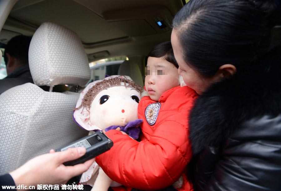 Entrevistan a Yiran de camino a casa en el condado Taihe de Fuyang, provincia de Anhui, el 6 de enero de 2016. [Foto/IC]