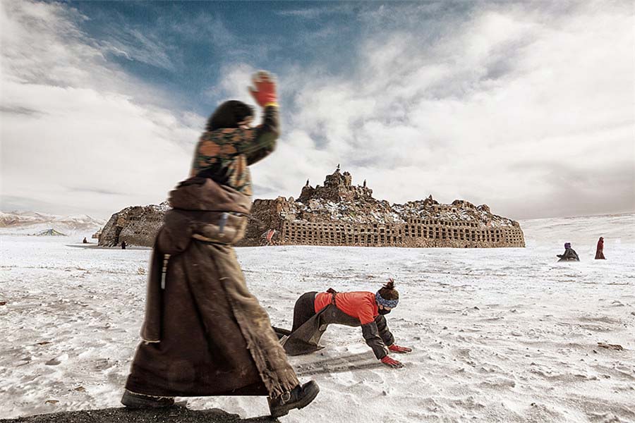 Peregrinos del budismo tibetano hacen reverencias en el suelo de camino a la monta?a sagrada. [Fotografía de Hu Guoqing/photoint.net]