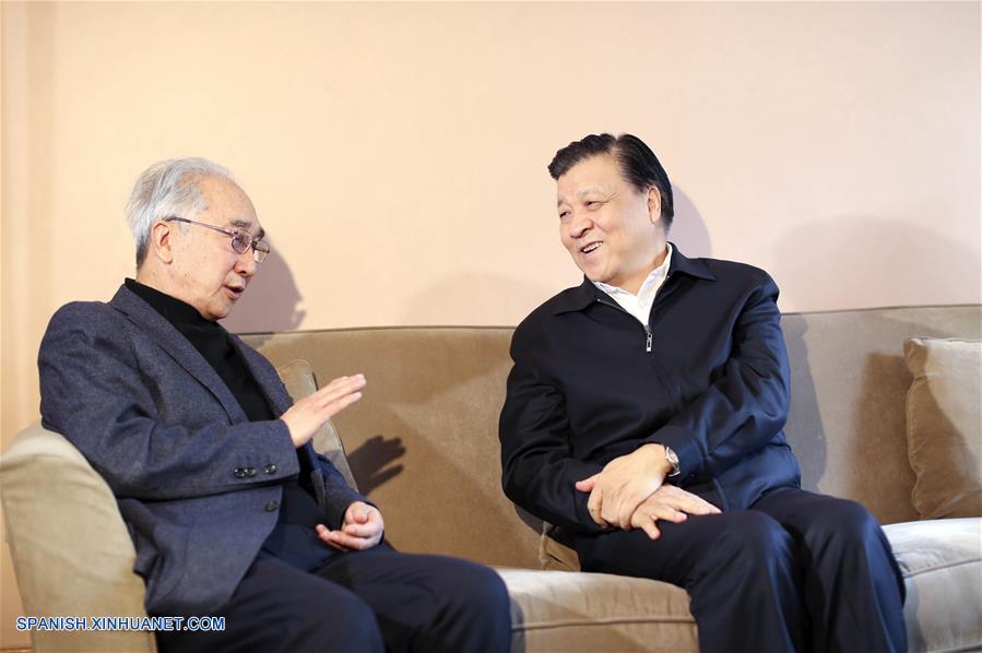 Liu Yunshan visita a pintor al óleo Jin Shangyi en Beijing, China, el 30 de enero de 2016. (Xinhua/Ding Lin)