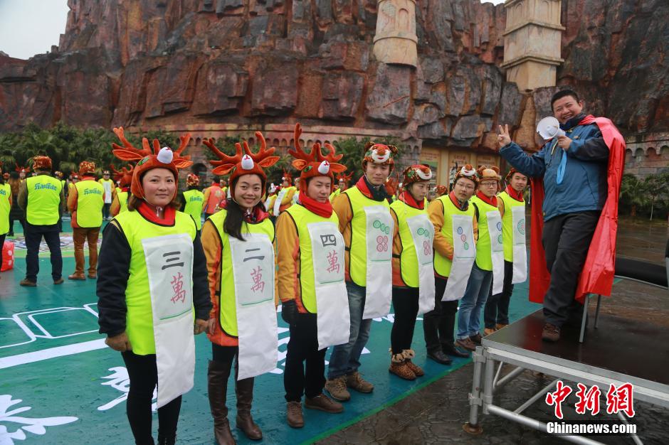 Juegan al mahjong humano en Chongqing