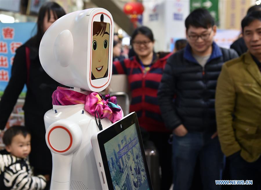 El robot “Xiao Lu” asiste a los pasajeros durante la temporada alta del Festival de Primavera