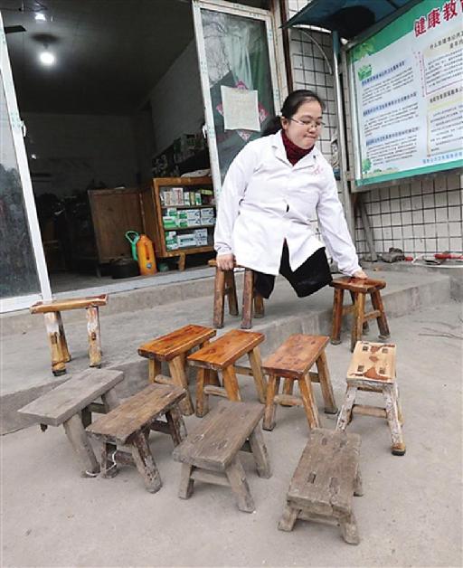 Una médico minusválida atiende pacientes en una zona monta?osa de Chongqing