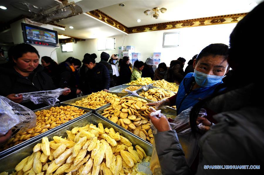 Ciudadanos compraban "Kasai", una comida tradicional tibetana, en Lhasa, capital dela región autónoma del Tibet, en el suroeste de China. El inminente a?o nuevo tibetano o el Losar caerá el próximo 9 de este mes.  (Xinhua/Jigme Dorji)