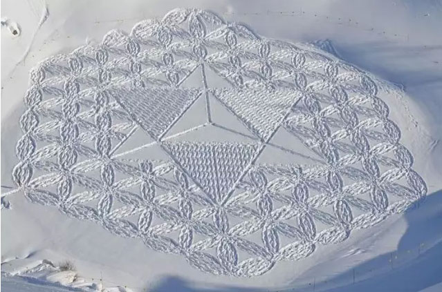 Crean una increíble obra de arte andando por la nieve