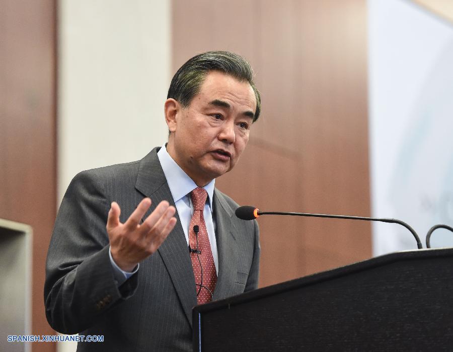 El ministro de Relaciones Exteriores chino, Wang Yi, pronuncia un discurso en el Centro de Estudios Estratégicos e Internacionales en Washington, Estados Unidos, el 25 de febrero de 2016. (Xinhua/Bao Dandan)