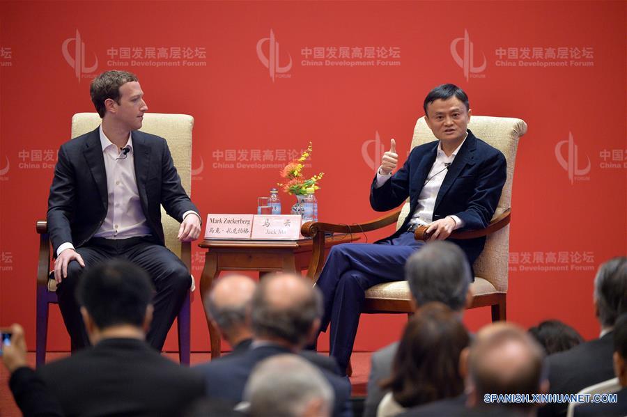 Presidente ejecutivo de Alibaba conversa 
con fundador de Facebook sobre innovación
