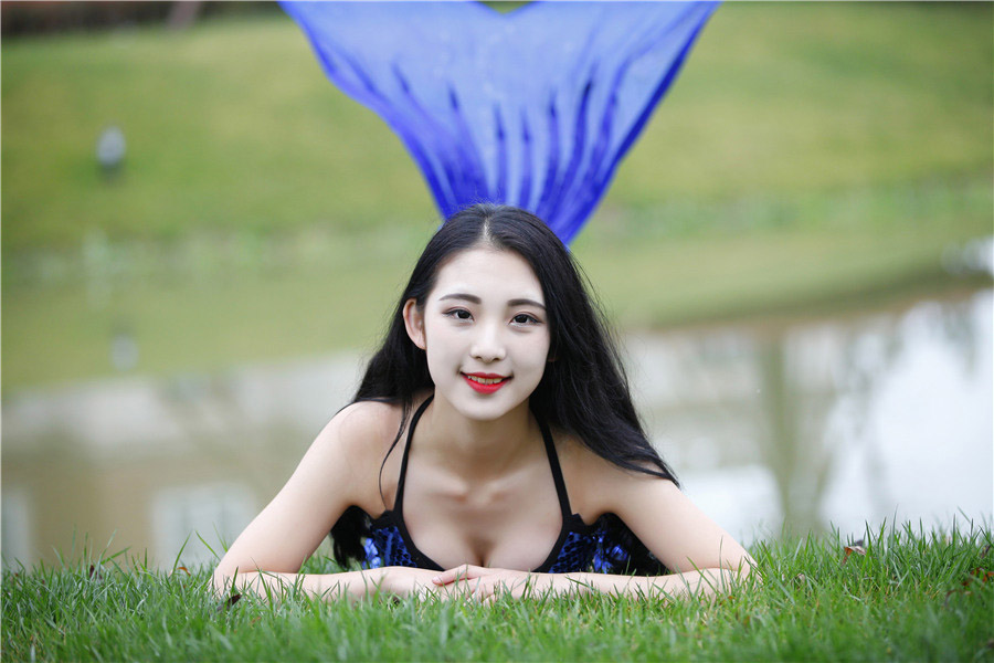 Un modelo disfrazada de sirena se hace fotos junto a un estanque para concienciar a la gente sobre la conservación del agua, días antes de la Día Mundial del Agua, en la ciudad de Chengdu, capital de la provincia de Sichuan, el 20 de marzo. En 1993, la Asamblea General de las Naciones Unidas declaró el 22 de marzo como el primer Día Mundial del Agua. Se ha celebrado anualmente desde entonces.