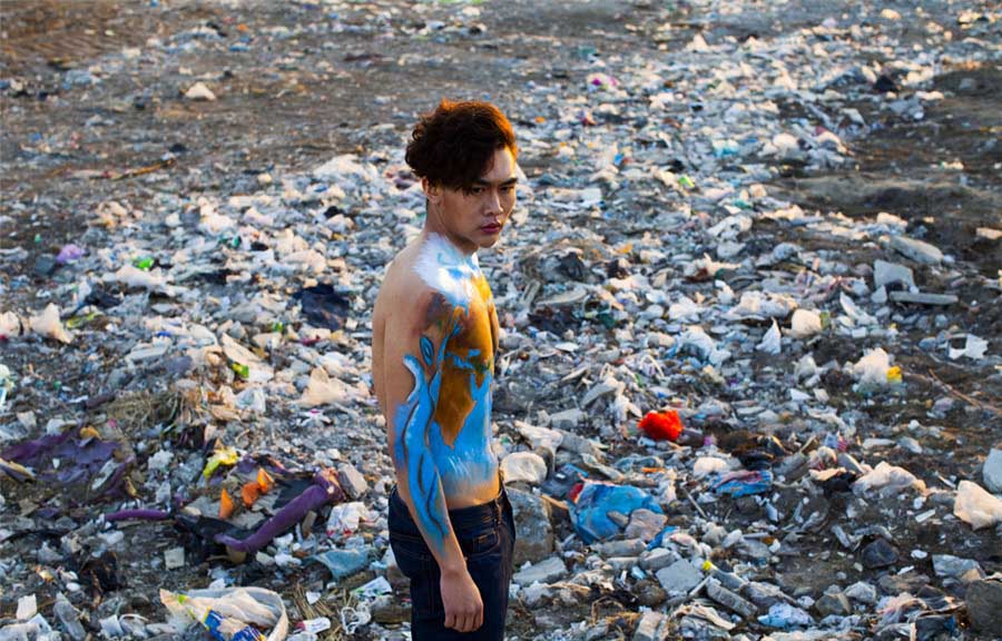 Un modelo con la imagen del planeta pintada en su pecho posa junto a un vertedero de basura el la ciudad de Changchun. Un informe de las Naciones Unidas, publicado en marzo de 2015, predijo que la demanda mundial de agua aumentará un 55% en 2050, mientras que las reservas seguirán disminuyendo. El mundo tendrá sólo el 60% del agua que necesita en el a?o 2030 si no cambian las tendencias de uso actuales. 