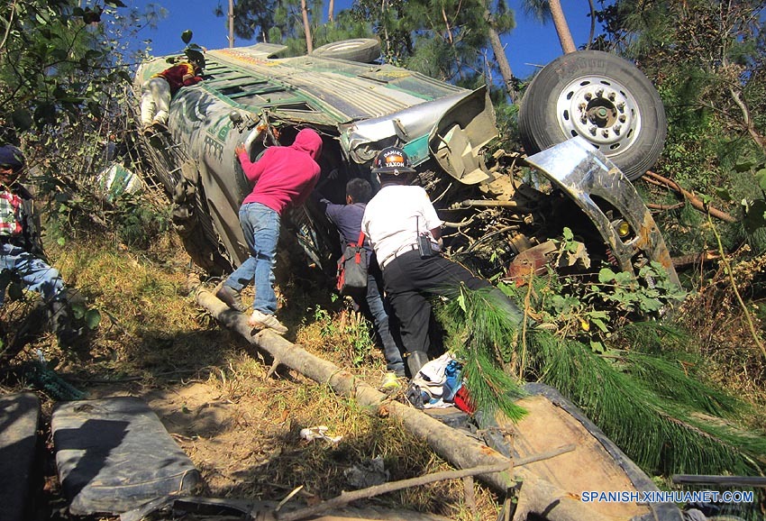 Autobús cae a barranco en Guatemala y deja al menos 19 muertos