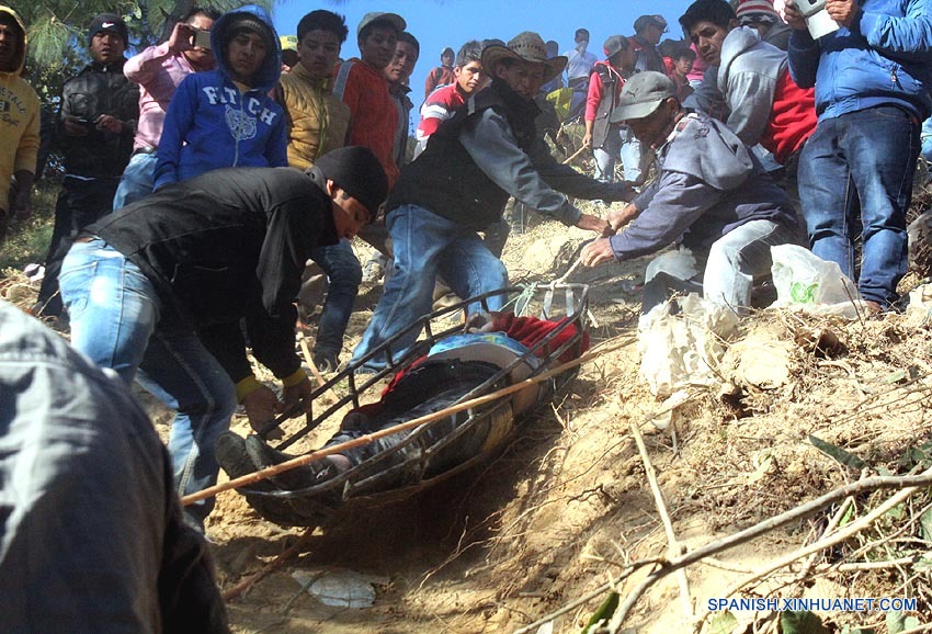 Autobús cae a barranco en Guatemala y deja al menos 19 muertos