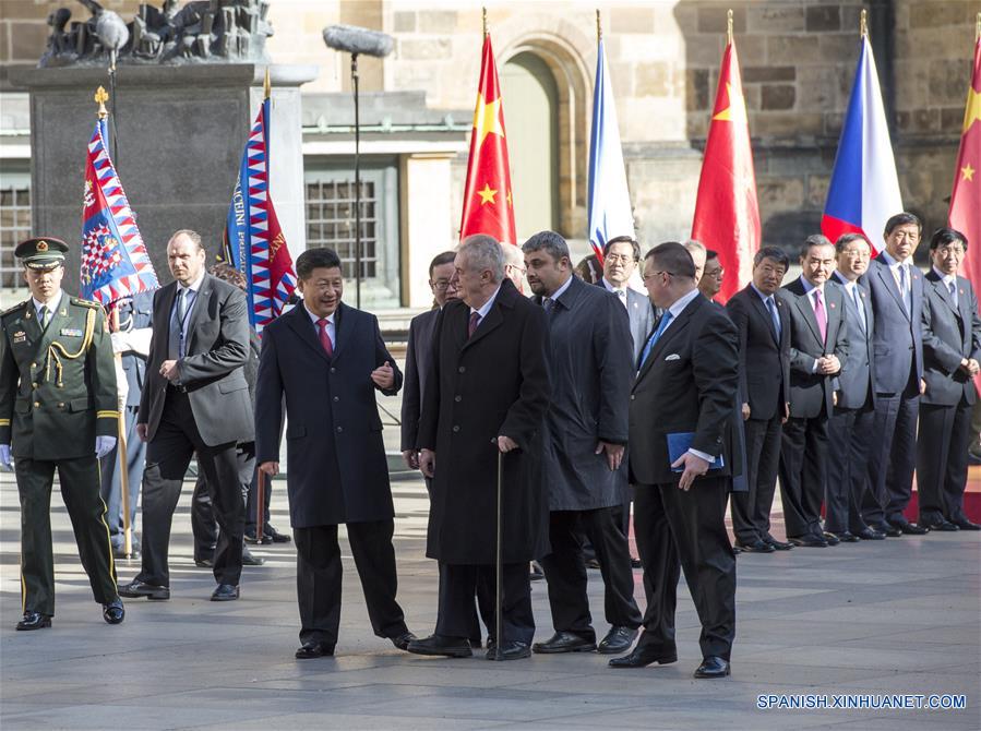 El presidente de China, Xi Jinping conversa con el presidente checo, Milos Zeman en Praga, República Checa, 29 de marzo de 2016. (Xinhua / Liu Weibing)