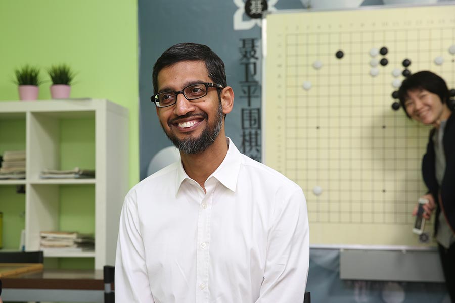 Sundar Pichai, presidente ejecutivo de Google, visita la Escuela Go Nie Weiping, uno de los más profesionales centros de entrenamiento Go de China, el 31 de marzo de 2016. [Foto de China Daily]