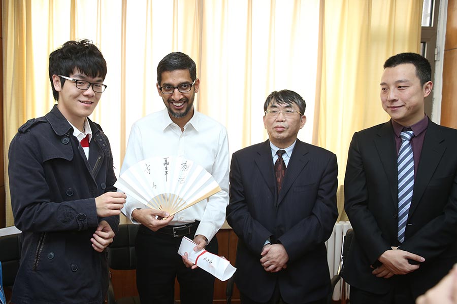 El presidente ejecutivo de Google, Sundar Pichai (segundo desde la izquierda), el maestro del Go Nie Weiping (segundo desde la derecha), y los mejores jugadores del mundo Go Ke Jie (primero desde la izquierda) y Gu Li. [Foto de chinadaily.com.cn]