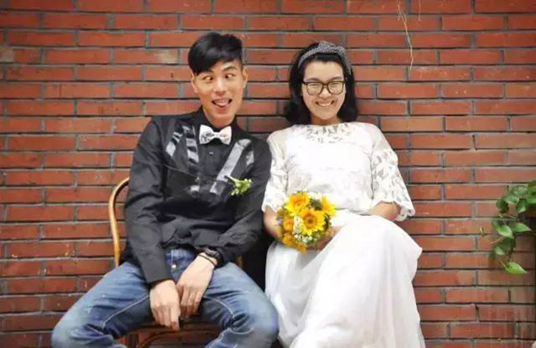 Jóvenes recién casados recorren China vistiendo sus 56 trajes étnicos