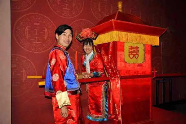 Jóvenes recién casados recorren China vistiendo sus 56 trajes étnicos