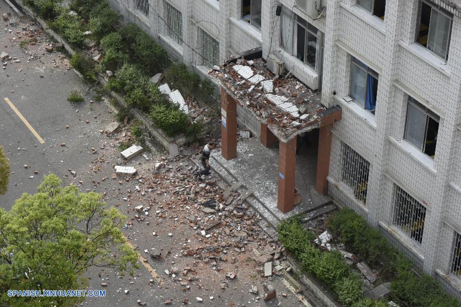 Un estudiante muerto y cuatro heridos al caer el muro de un colegio