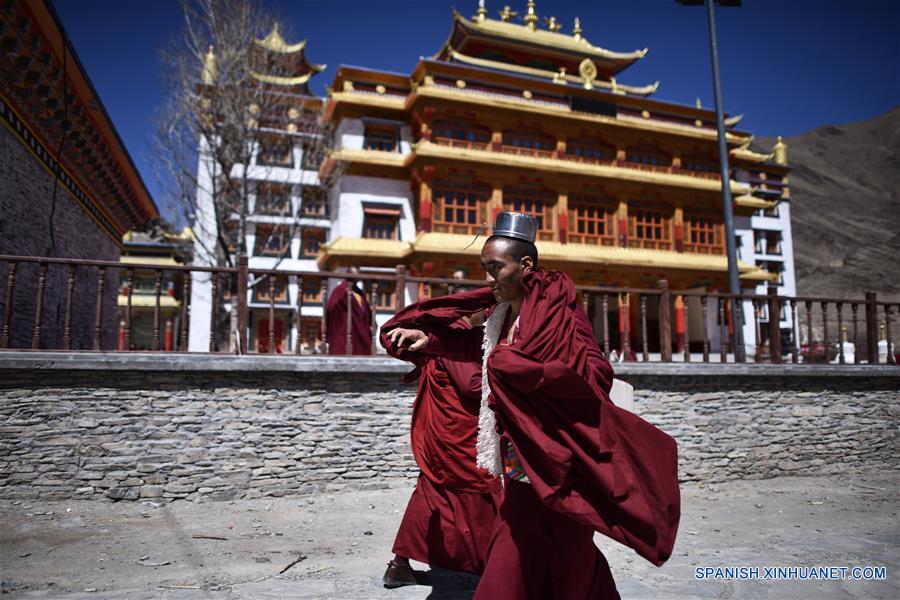 Monjes realizando doctrinas budistas tibetanas en el Monasterio Labu