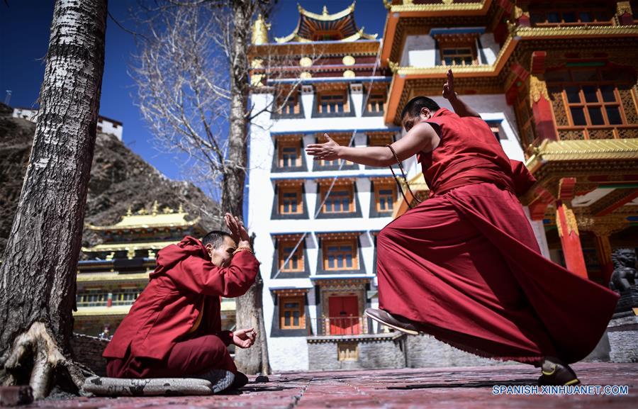 Monjes realizando doctrinas budistas tibetanas en el Monasterio Labu