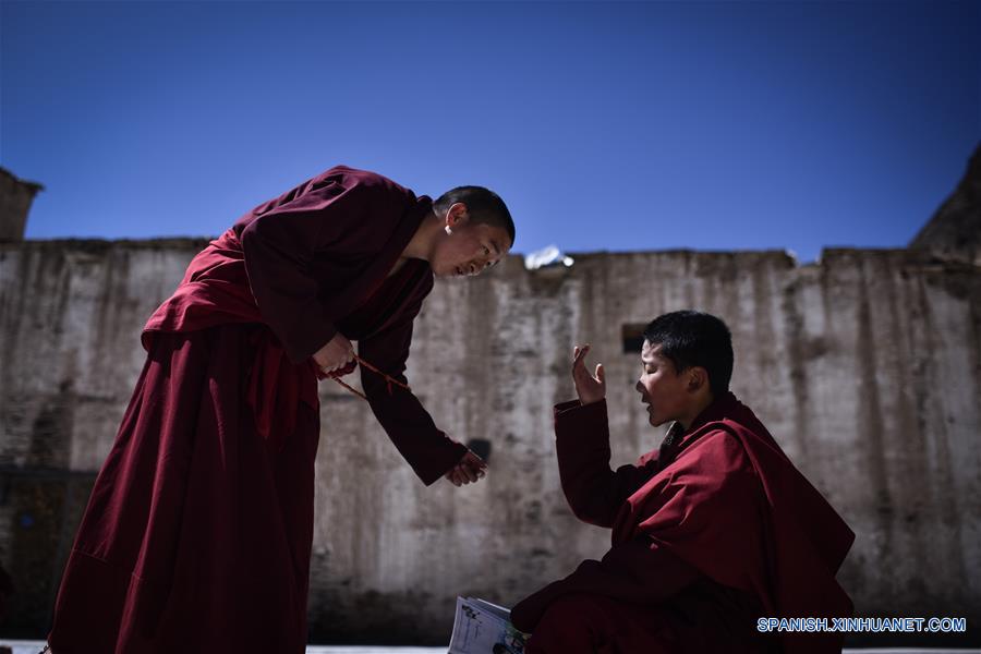 Monjes realizando doctrinas budistas tibetanas en el Monasterio Labu