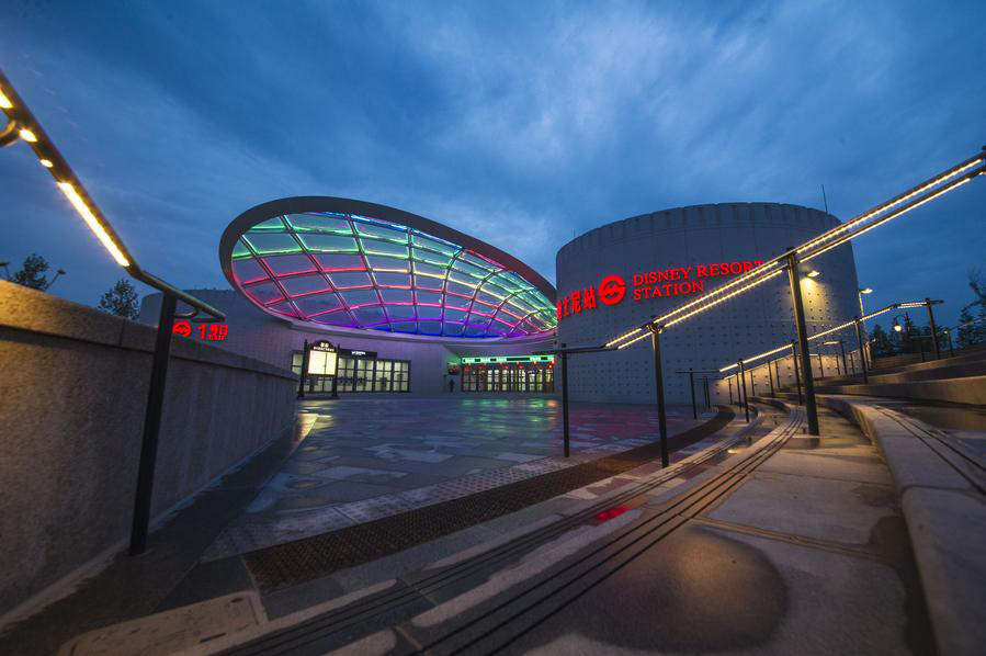 Foto del exterior de la estación de metro del resort de Disney en la línea 11, también decorada con figuras de dibujos animados de Disney, que entrará en operación de prueba el martes por la ma?ana. [Foto/Chinanews.com]