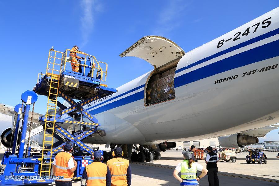 QUITO, 27 abr (Xinhua) -- Empleados descargan un avión procedente de China con ayuda humanitaria en el Aeropuerto Internacional Mariscal Sucre, en Quito, Ecuador, el 27 de abril de 2016. La primera parte de la ayuda humanitaria del gobierno chino, por un valor total de 60 millones de yuanes (9.2 millones de dólares estadounidenses), para los miles de damnificados ecuatorianos del terremoto del 16 de abril llegó al Aeropuerto Internacional Mariscal Sucre de Quito. El primero de los cinco aviones Boeing 747 que transportan la ayuda arribó la ma?ana del miércoles al aeropuerto de la capital ecuatoriana. Otros tres llegan por la tarde, y ma?ana jueves arribará la otra aeronave china. China está consternado por la tragedia que vive Ecuador, y a través de la entrega de ayuda humanitaria desea expresar su solidaridad con el Gobierno y el pueblo ecuatoriano, dijo el embajador de China en Ecuador, Wang Yulin, quien recibió la primera aeronave china junto con autoridades del Gobierno ecuatoriano. (Xinhua/Hao Yunfu) 