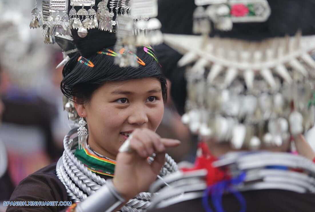 Desfile de trajes tradicionales de la etnia Miao en Danzhai