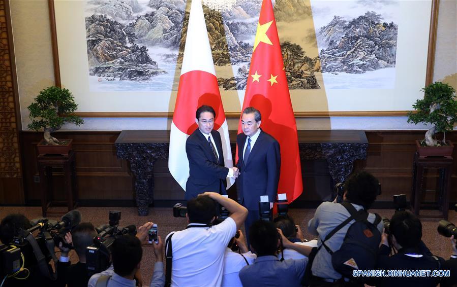 China expresó los requisitos para mejorar las relaciones bilaterales y urgió a Japón a adoptar acciones concretas durante la primera vista oficial del ministro de Relaciones Exteriores japonés Fumio Kishida en medio de los desacuerdos entre lo dos países.(Xinhua\Yao Dawei)