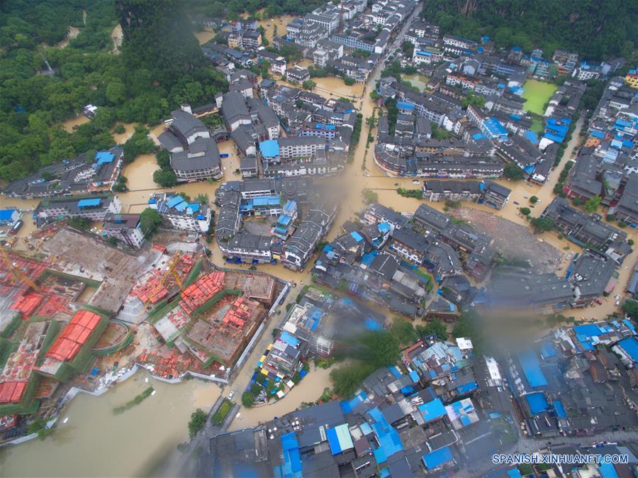 Unas 250 personas quedaron varadas en aldeas después de que las lluvias torrenciales de los días recientes inundaran carreteras, cortaran el suministro de electricidad y ocasionaran el derrumbe de casas en el distrito de Yangshuo, un popular destino turístico.(Xinhua/Zhuge Quansheng)