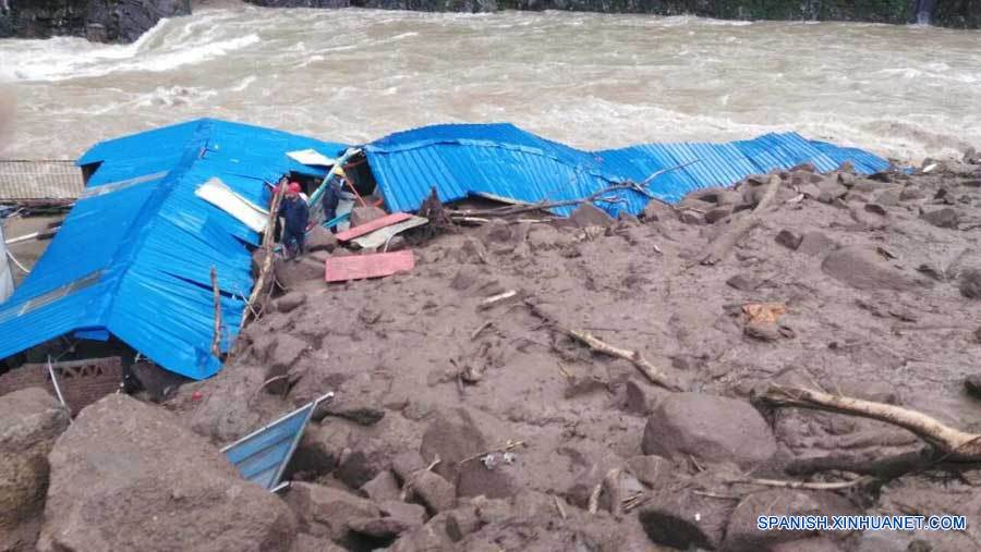 Imagen tomada con un teléfono celular del sitio de un deslave en el condado de Taining, de la ciudad de Sanming, en la provincia de Fujian, en el sureste de China, el 8 de mayo de 2016. Treinta y cinco personas desaparecieron después de que un deslave afectó un sitio de construcción en Taining el domingo por la ma?ana. (Xinhua/Qiu Canwang)