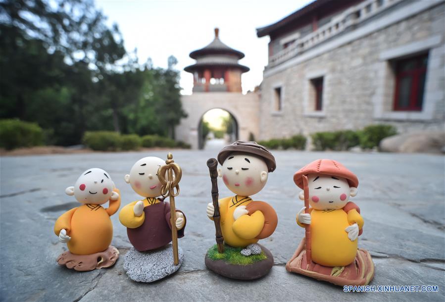 BEIJING, mayo 8, 2016 (Xinhua) -- Imagen del 22 de abril de 2016 de figuras del Monje Xian'er, un personaje de caricaturas del Monasterio Longquan, en el monasterio en Beijing, capital de China. El Monje Xian'er es un popular personaje de caricaturas creado por el maestro Xianfan para responder acertijos introspectivos de los visitantes y traerles la paz. El Monasterio Longquan está localizado al pie de la Monta?a Fenghuangling (Phoenix Ridge), en las afueras occidentales de Beijing. Primero construido en la Dinastía Liao (907-1125), el monasterio recupera la reputación al acoger la era del internet móvil. (Xinhua/Luo Xiaoguang) 