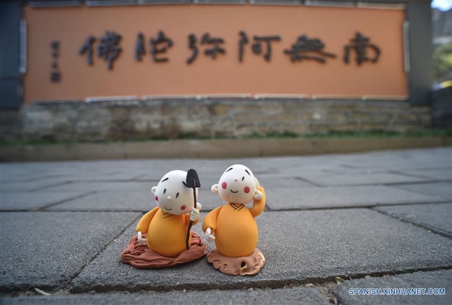 BEIJING, mayo 8, 2016 (Xinhua) -- Imagen del 22 de abril de 2016 de dos figuras del Monje Xian'er, un personaje de caricaturas del Monasterio Longquan, en el monasterio en Beijing, capital de China. El Monje Xian'er es un popular personaje de caricaturas creado por el maestro Xianfan para responder acertijos introspectivos de los visitantes y traerles la paz. El Monasterio Longquan está localizado al pie de la Monta?a Fenghuangling (Phoenix Ridge), en las afueras occidentales de Beijing. Primero construido en la Dinastía Liao (907-1125), el monasterio recupera la reputación al acoger la era del internet móvil. (Xinhua/Luo Xiaoguang) 