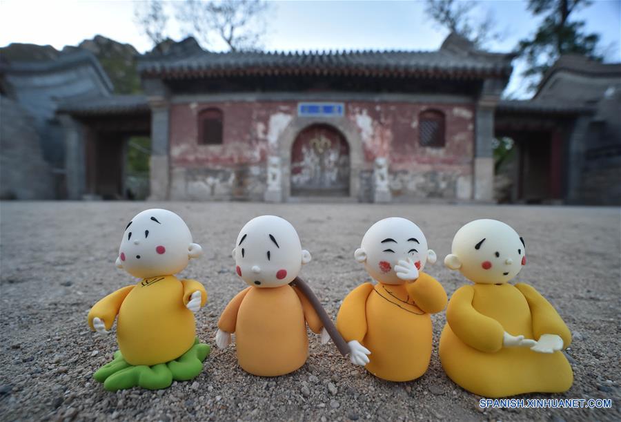 BEIJING, mayo 8, 2016 (Xinhua) -- Imagen del 22 de abril de 2016 de figuras del Monje Xian'er, un personaje de caricaturas del Monasterio Longquan, en el monasterio en Beijing, capital de China. El Monje Xian'er es un popular personaje de caricaturas creado por el maestro Xianfan para responder acertijos introspectivos de los visitantes y traerles la paz. El Monasterio Longquan está localizado al pie de la Monta?a Fenghuangling (Phoenix Ridge), en las afueras occidentales de Beijing. Primero construido en la Dinastía Liao (907-1125), el monasterio recupera la reputación al acoger la era del internet móvil. (Xinhua/Luo Xiaoguang) 