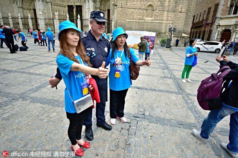 Columnista de Espa?a insulta a China llamando "mamarrachos" a los 2.500 turistas chinos