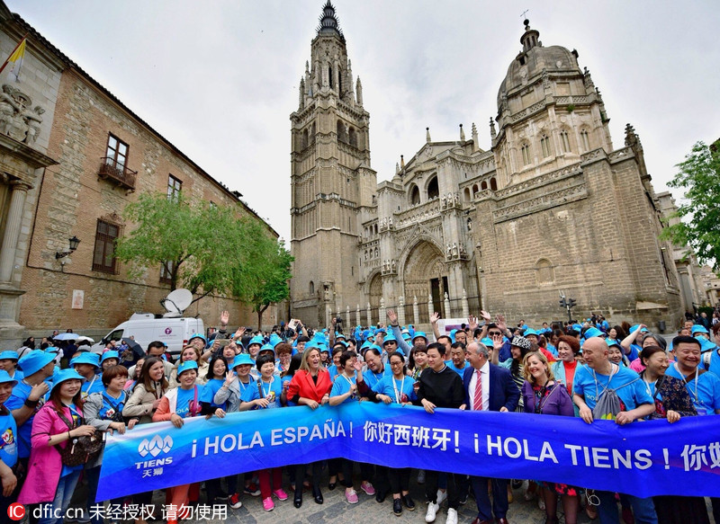 Columnista de Espa?a insulta a China llamando "mamarrachos" a los 2.500 turistas chinos