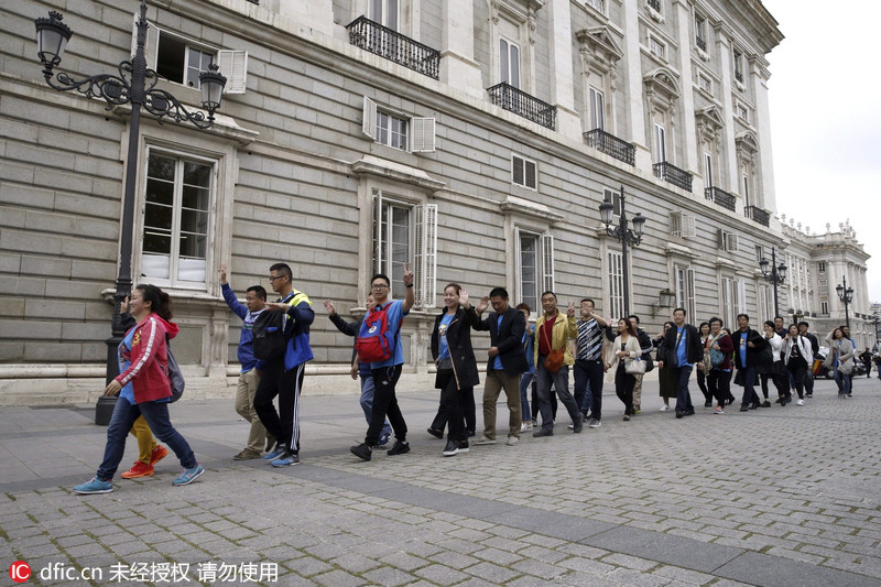 Columnista de Espa?a insulta a China llamando "mamarrachos" a los 2.500 turistas chinos