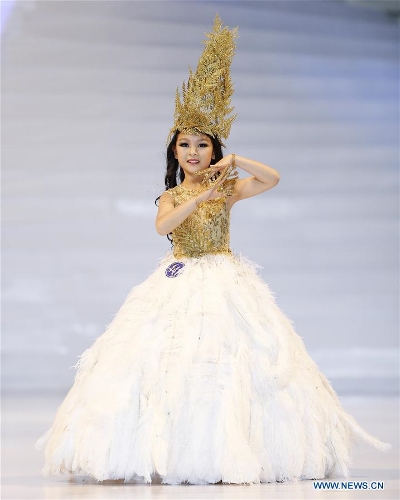 Una participante luce una creación en un concurso de mini-modelos durante la XVI Semana Internacional de la Moda de China en Qingdao, provincia de Shandong, el 14 de mayo de 2016. Más de 200 ni?os de todo el país participaron en el concurso. (Xinhua/Chen Jianli)