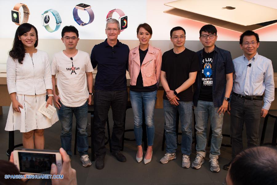 BEIJING, mayo 16, 2016 (Xinhua) -- El director ejecutivo de Apple, Tim Cook (3-i) asiste a una reunión con desarrolladores de aplicaciones chinos en una tienda de Apple en Beijing, capital de China, el 16 de mayo de 2016. Tim Cook halagó a los desarrolladores de aplicaciones y su contribución a la economía del país el lubes, al comenzar su visita a China después de la inversión de su compa?ía de 1 billón de dólares estadounidenses, en la aplicación de transportación de China, Didi Chuxing. (Xinhua/Wu Kaixiang)