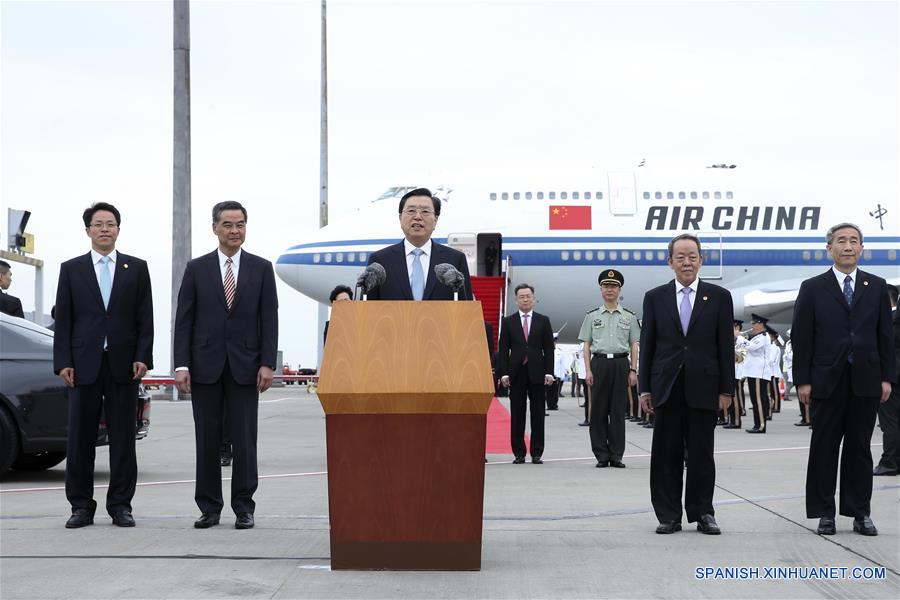 El máximo legislador chino, Zhang Dejiang, llegó hoy martes a la Región Administrativa Especial (RAE) de Hong Kong para asistir a la Cumbre de la Franja y la Ruta.(Xinhua/Pang Xinglei)