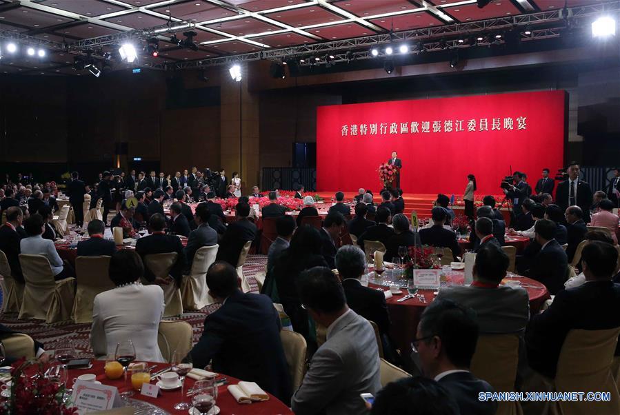 Zhang Dejiang, presidente del Comité Permanente de la Asamblea Popular Nacional, pronuncia un discurso durante una cena de bienvenida en Hong Kong, sur de China, 18 de mayo de 2016. (Xinhua / Pang Xinglei)