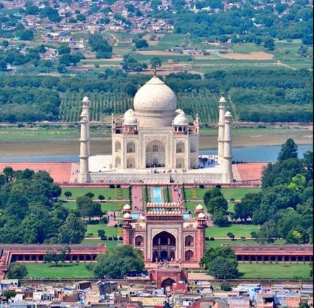 Los insectos amenazan 
al Taj Mahal