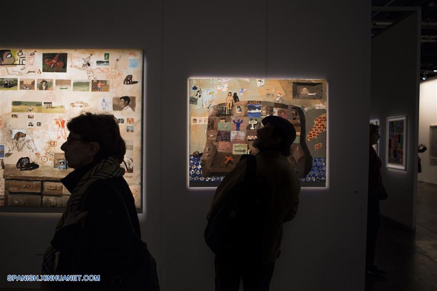 BUENOS AIRES, mayo 20, 2016 (Xinhua) -- Visitantes observan las obras de arte durante la 25 edición de la Feria de Arte Contemporáneo "ArteBa", en la ciudad de Buenos Aires, Argentina, el 20 de mayo de 2016. De acuerdo con información de los organizadores, "ArteBa" es una de las más importantes ferias de arte contemporáneo enfocadas principalmente en la producción artística en Lationamérica, y uno de los eventos de mayor relevancia cultural en Buenos Aires, donde a?o con a?o acuden grupos de artistas, coleccionistas, galeristas, curadores de museos, críticos y amantes del arte. La Feria de Arte Contemporáneo "ArteBa", se lleva a cabo del 19 al 22 de mayo en la capital argentina. (Xinhua/Martín Zabala)